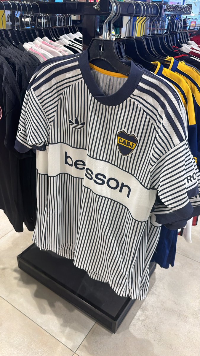 marto_m3's tweet photo. Hay una posibilidad de que el 30/07 se pongan en venta ambas camisetas y que se estrene una ese mismo jueves vs 0'higgins.
Si, un estreno en partido decisivo 😨😱😨😱

Precios estimados=
Hincha: $150k
Jugador: $220k
Jugador manga larga: $250k https://t.co/G8ECy4TSfu