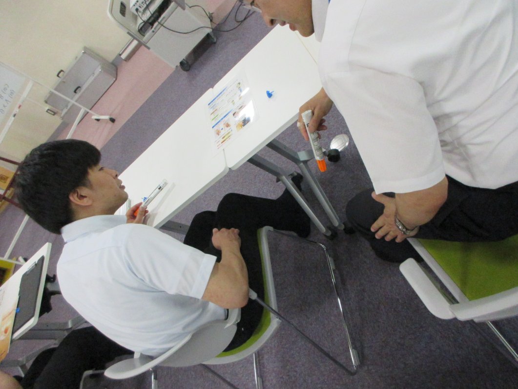 nightschoolj's tweet photo. 生徒の安全確保のため救命救急研修を実施。エピペンの使い方を学び、車いす操作や担架搬送の訓練も行いました。教職員が緊急時の対応を再確認し、安全な学校づくりへの意識を高める機会となりました。

体験授業会・学校説明会の詳細はこちら↓
https://t.co/3dTz4QYv07
#まなびの森学園 #救命研修 https://t.co/Nu4RqTFAUz