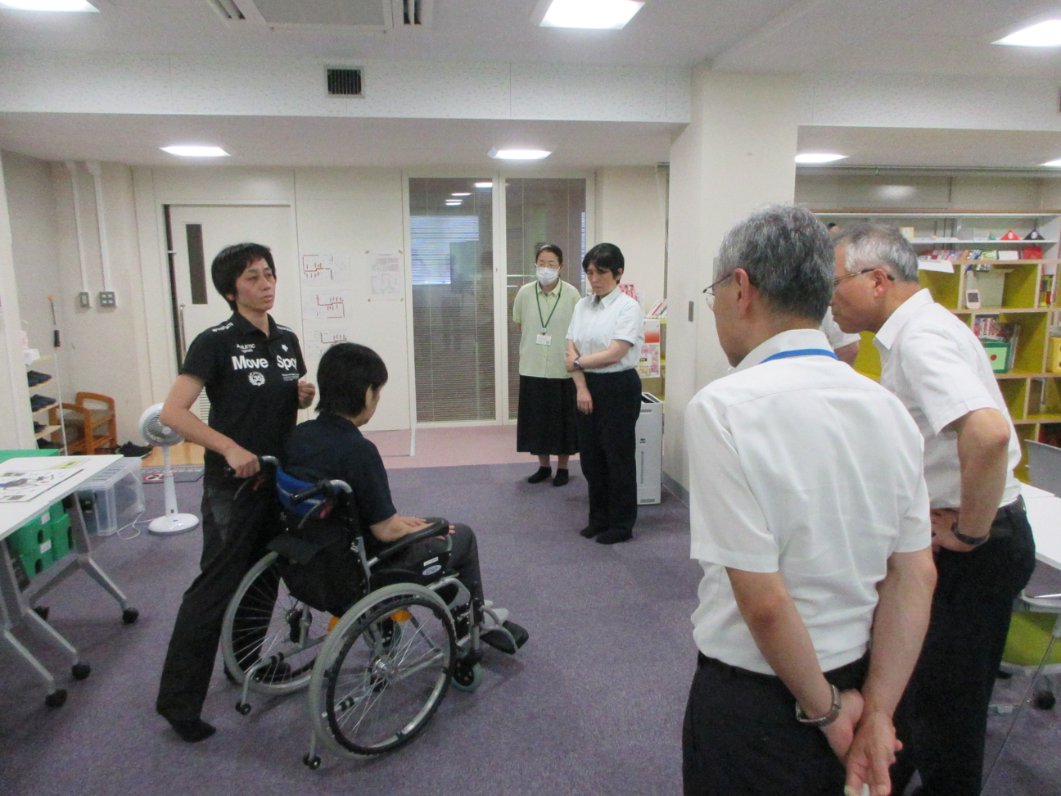 nightschoolj's tweet photo. 生徒の安全確保のため救命救急研修を実施。エピペンの使い方を学び、車いす操作や担架搬送の訓練も行いました。教職員が緊急時の対応を再確認し、安全な学校づくりへの意識を高める機会となりました。

体験授業会・学校説明会の詳細はこちら↓
https://t.co/3dTz4QYv07
#まなびの森学園 #救命研修 https://t.co/Nu4RqTFAUz