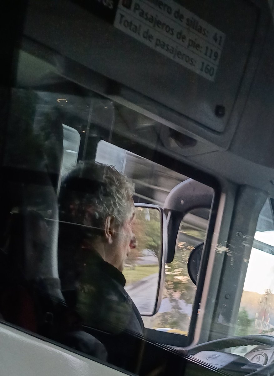jmanuelgr60's tweet photo. QUIÉN CONTROLA A TIPOS COMO ESTE , Conductor de Transmilenio q maneja como un animal a una velocidad peligrosa, tal será q la  gente saltaba de sus sillas. Hoy 27 de julio salió de portal Dorado B23 hasta Alcalá, q recorrido q normal dura una hora, gastó 40 mtos. 
@TransMilenio https://t.co/xBU2fg39KO