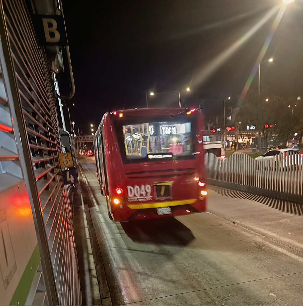 jmanuelgr60's tweet photo. QUIÉN CONTROLA A TIPOS COMO ESTE , Conductor de Transmilenio q maneja como un animal a una velocidad peligrosa, tal será q la  gente saltaba de sus sillas. Hoy 27 de julio salió de portal Dorado B23 hasta Alcalá, q recorrido q normal dura una hora, gastó 40 mtos. 
@TransMilenio https://t.co/xBU2fg39KO