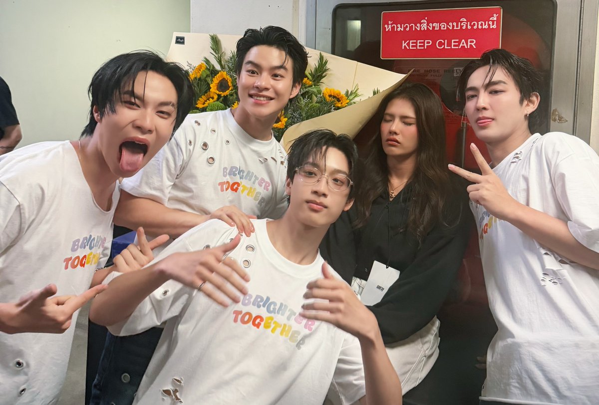 babybunnyI3oo's tweet photo. พวกนี้มานไปแกล้งครูสอนเต้น เค้าหลับอยู่ กะไปแอบถ่ายรุปด้วย 5555 ดื้อออะ! 😆 https://t.co/lSsjsQynCv