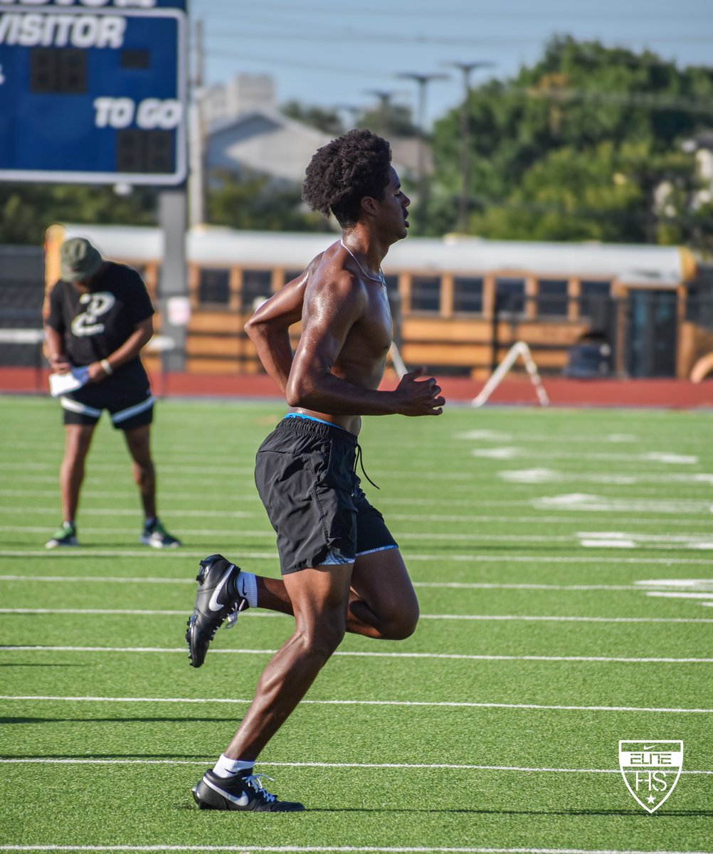 alleneaglesfb's tweet photo. Toe the line. 🅰️🆙🦅

#BTB | #RecruitTheA | @usnikefootball | @allenstudentsec https://t.co/MzjciNQLnm