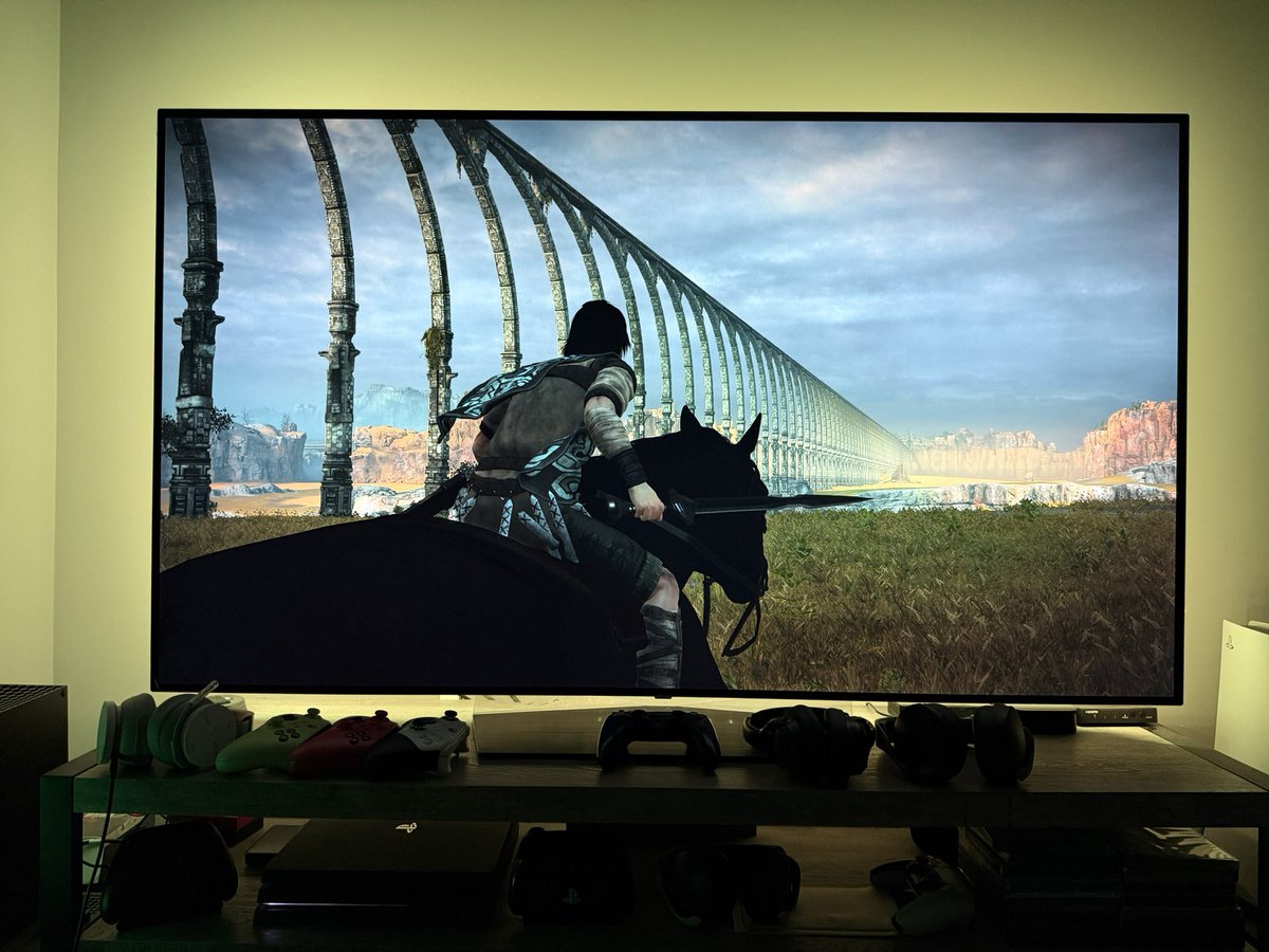 MakgSnake's tweet photo. One of my all time fav video games and more gamers need to experience this masterpiece… #SOTC #ShadowOfTheColossus https://t.co/CGxu8yuiBF