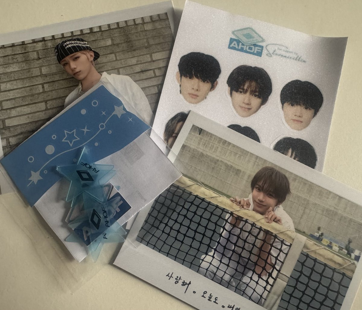 drejy23's tweet photo. And to everyone who is nice enough to hand me stuff inside the arena thank you beautiful peepz! 🫶🏻 i’ll keep ‘em all for mementos😊 https://t.co/SW2ZjgAuqK