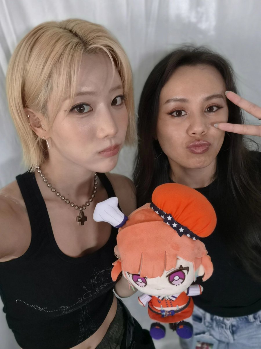 cruwunchy's tweet photo. Just brought bestie Kiara to meet some cute Korean girls
(Kim Lip &amp; Choerry of @official_artms)
#KFP https://t.co/1AErWW33G3