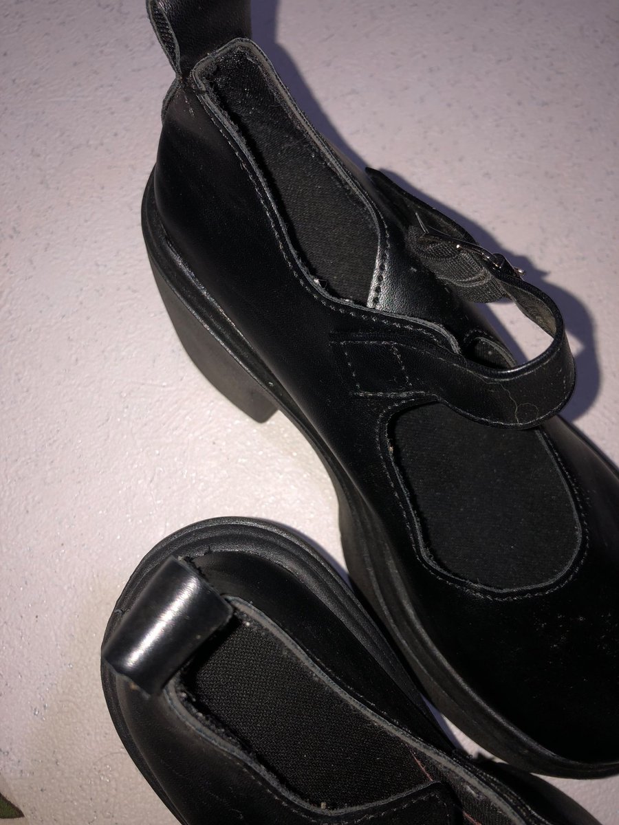 jeeminkook's tweet photo. wts // want to sell

✩ preloved sepatu buat konser
✩ baru dipake sekali
✩ bahan kulit dove
✩ uk 37 (23.5 cm) 
✩ tinggi hak 9 cm
✩ 59k

t. sepatu konser heels tour kpop arirang https://t.co/yW2yKinVLM