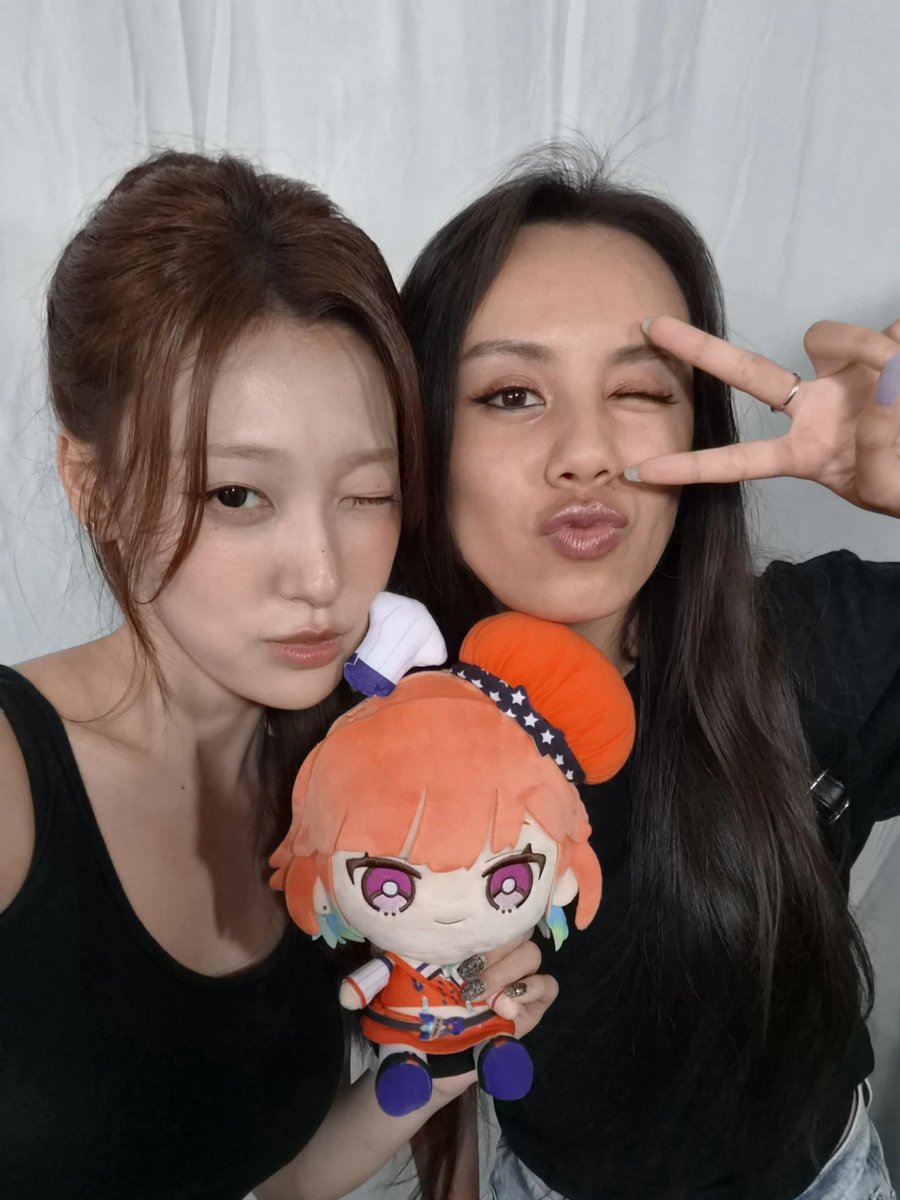 cruwunchy's tweet photo. Just brought bestie Kiara to meet some cute Korean girls
(Kim Lip &amp; Choerry of @official_artms)
#KFP https://t.co/1AErWW33G3