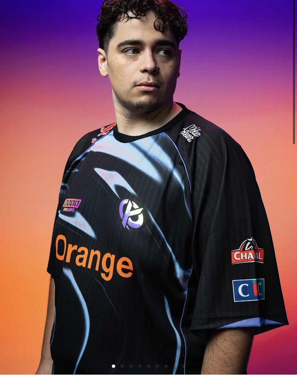 Kcboubi33's tweet photo. @MmeNerveuse J ai dit c est le pire maillot du club alors qu en vrai c est juste a cause du fond derrière le maillot qui le rend horrible pardon j ai critiqué je suis nul https://t.co/rqLaS64x2U