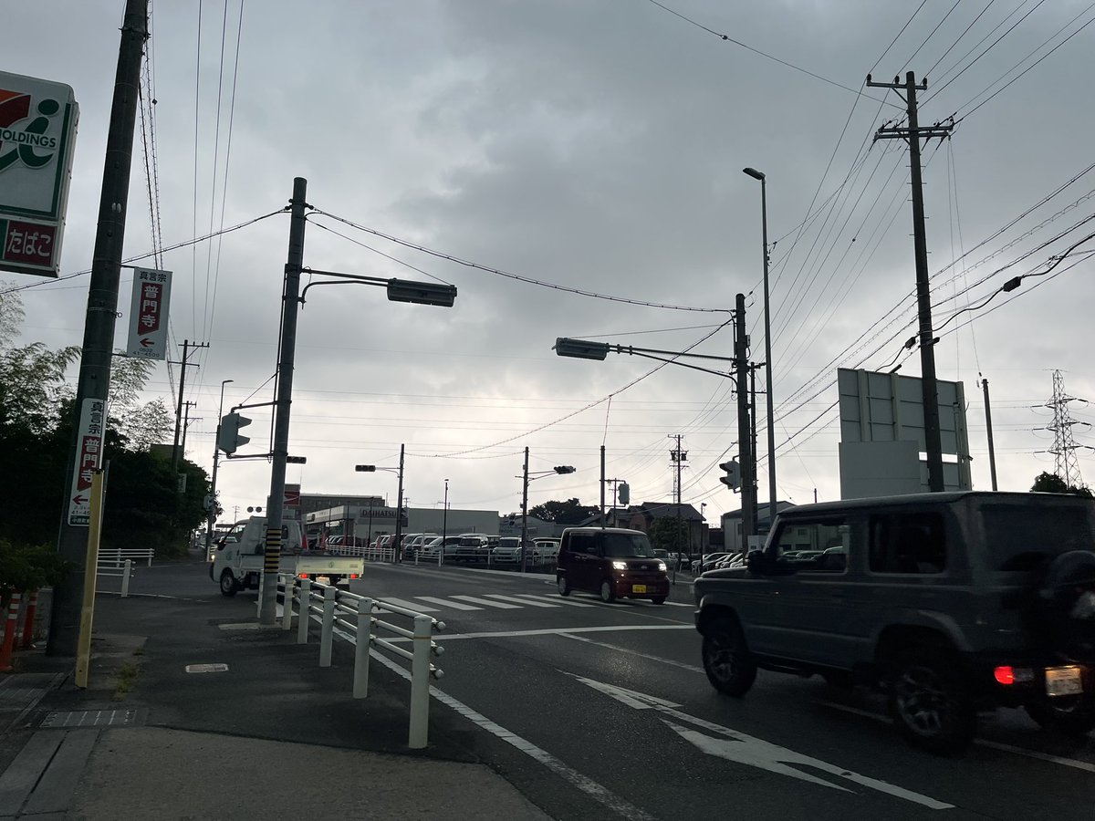 BunchaorImon's tweet photo. 雷で停電した豊橋wwバコバコ雷落ちてるww https://t.co/sHZxSlBszp
