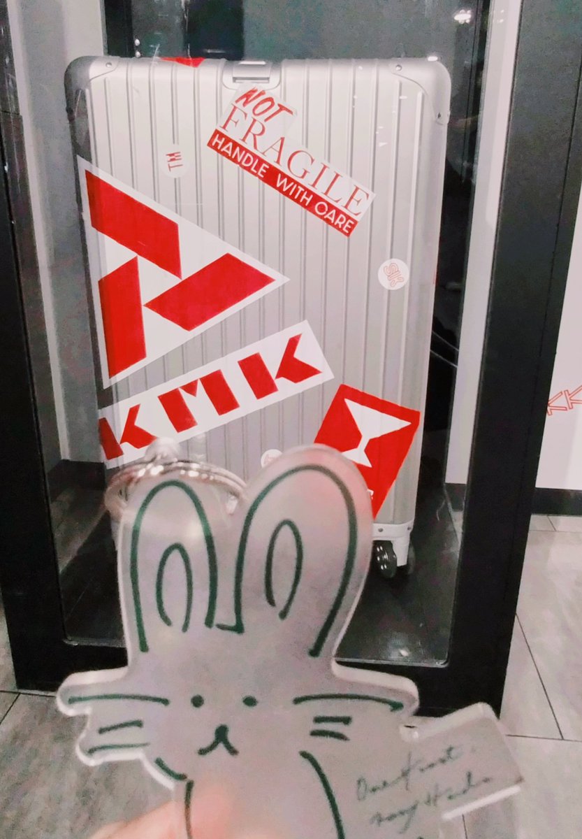 Mitsu_ha5's tweet photo. タワレコ渋谷と新宿
タワ渋はシゲのトランクだ💚
これから開封のギーする💜💛💚

#NEWS_KMK
#NEWSと旅する https://t.co/tLrcYN1bIE