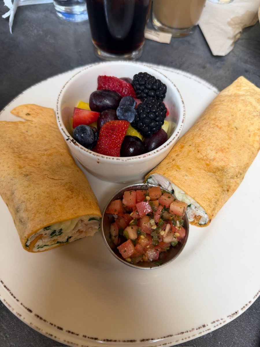 urfavekat_'s tweet photo. i would��ve licked the salsa bowl if society allowed it https://t.co/GiadmdcOsS