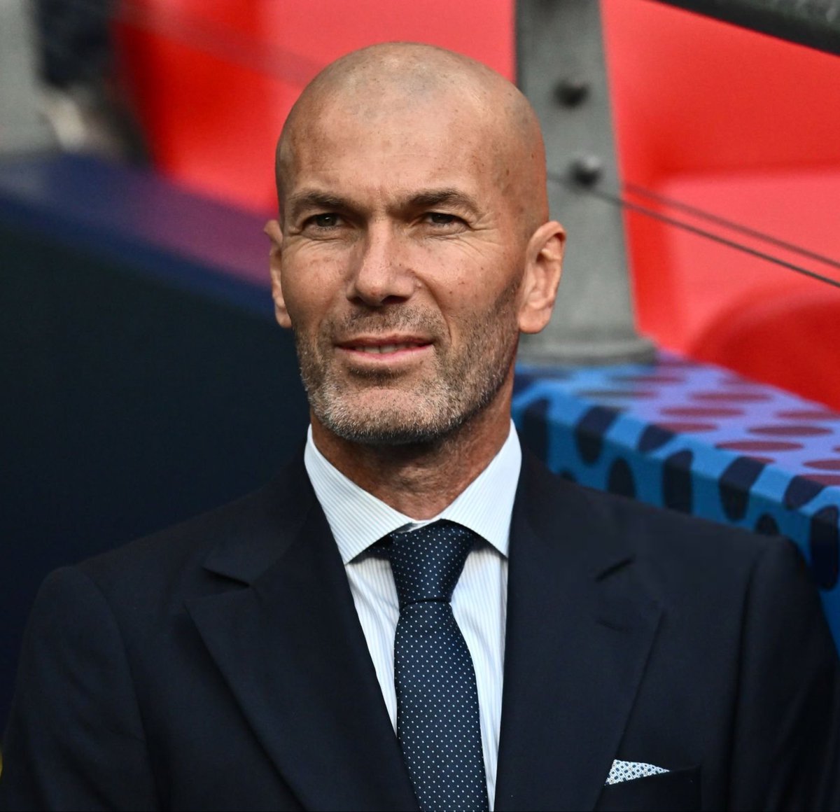 ActuFoot_'s tweet photo. 🚨 Emmanuel Petit 🇫🇷 : « QUAND ZINEDINE ZIDANE 🇫🇷 RENTRE DANS UNE PIÈCE, TOUT LE MONDE SE TAIT MÊME QUAND IL NE PARLE PAS. 🤐

Grâce à son AURA et son CHARISME, il n’a pas besoin de beaucoup parler pour entrer dans la tête des gens. 

J’imagine que certains ont hâte de jouer sous les ordres de Zizou 🇫🇷. C’EST UN MENEUR D’HOMMES que j’ai envie de voir.

Dès qu'on parle de Zizou, on rentre un petit peu dans L’IRRATIONNEL. 🤩

TOUT CE QU'IL TOUCHE SE TRANSFORME EN OR. Trois ans au Real Madrid, trois fois champion d'Europe avec l'équipe... ⭐️⭐️⭐️

Si demain il est sélectionneur, est-ce qu'il pourra justement transformer en or les objectifs de l'équipe de France 🇫🇷 ? J'AIME À PENSER QUE OUI. »

🗞️ @RMCsport