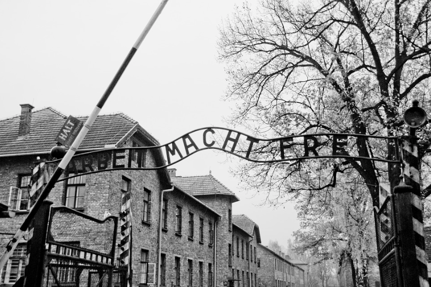 auschwitzxhibit's tweet photo. July 28, 1943 | Tomasz Klus (No. 130943) and wife Stefania Klus (No. 50401) are exhibited on a podium leading to the camp gate of Auschwitz in retaliation for the escape of their sons Adam and Tadeusz Klus (Nos 419-416). 

They are later locked in the bunker of Block 11. https://t.co/3hutXLt6Ig