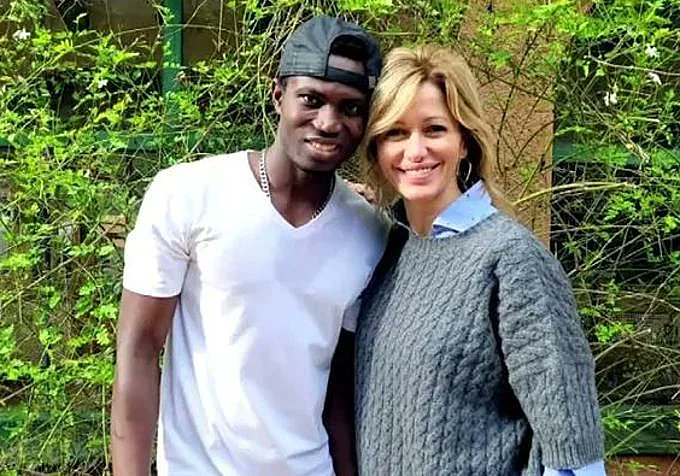 ankorinclan's tweet photo. A los cuatro años se quedó huérfano y empezó a trabajar en una plantación de cacao en Ghana. A los dieciséis cruzó el Mediterráneo en patera y llegó solo a Almería. Hoy estudia un ciclo de ingeniería informática y, según sus propias palabras, tiene dos madres.

Se llama Koudus. Susanna Griso lo ha contado así: su abuela le dijo un día que no había dinero para que él y su hermana viajaran juntos a Europa, y que el trayecto para ella era más complicado. Así que fue él quien empezó a moverse, casi de casualidad, buscando simplemente un lugar donde hubiera trabajo. Terminó desembarcando en Almería y de ahí se trasladó a Barcelona.

A los 16 años, una prueba de muñeca determinó que ya era mayor de edad, aunque sus papeles decían lo contrario. Lo expulsaron del centro de tutela de un día para otro y se quedó en la calle sin nada. Fue entonces cuando entró en la vida de Griso, aunque no directamente: su hermana trabajaba en la Fundación Arrels, que ayuda a jóvenes extutelados, y la llamó una noche: "Esta noche no tiene dónde dormir, es muy buen chaval, aprende rápido." La hermana de Griso lo acogió en su propia casa. Griso, desde entonces, le paga los estudios.

Lo que menos se cuenta es cómo se reorganizó el lenguaje familiar alrededor de él. A la hermana de Griso, que es quien lo tiene viviendo en su casa, Koudus la llama "abuela". A Griso la llama "mamá". Ella misma lo ha resumido así: "Realmente tengo cuatro hijos: dos biológicos, una adoptada y uno en acogida." Consiguió terminar sus estudios de formación profesional en informática gracias, dice ella, a "una inteligencia prodigiosa y una capacidad de superación" que la sigue impresionando.

Koudus tiene ahora sus propios planes: quiere adoptar algún día a un niño en Ghana y lograr la reagrupación familiar con su hermana, a quien también le están pagando cursos de peluquería. Griso, por su parte, ha dicho públicamente que la palabra "mena" no le gusta nada: "Me ha permitido acceder a un mundo que es muy difícil."
