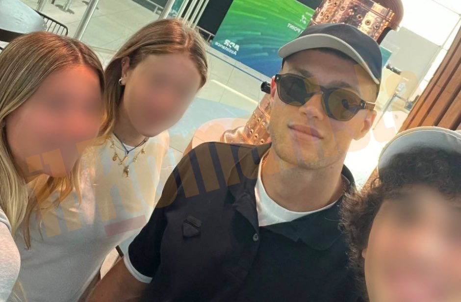 ilRomanistaweb's tweet photo. 🛫 Artem #Dovbyk è in partenza da Fiumicino

📸 Lo scatto con alcuni tifosi presenti in aeroporto

#ASRoma 🟨🟥 https://t.co/HWmrchHCiz