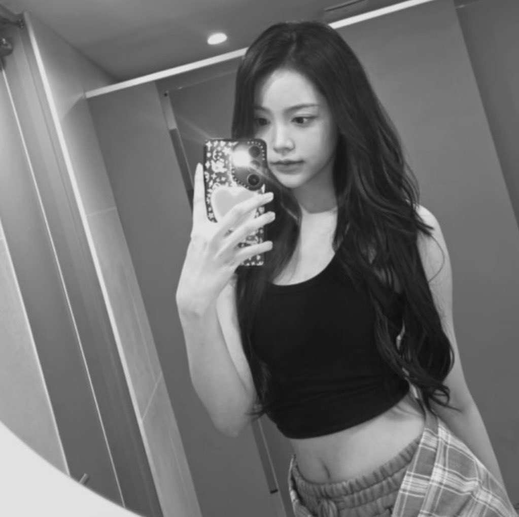 yerisgood's tweet photo. carmen changed weverse profile picture https://t.co/QO0V8vywSt