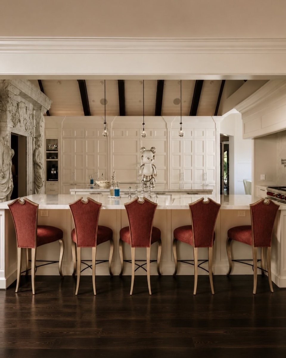 Christopher_Guy's tweet photo. Elegant and timeless, the Arch stools bring sculptural character to the kitchen of this exceptional residence in Westlake Village, California.
Their graceful silhouettes and distinctive arched backs frame the island beautifully.
Two heights for any space.
📷: @emilhartoonian https://t.co/EOAXxkQfyQ