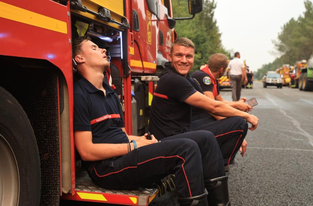 AngelierJulia's tweet photo. Nos #pompiers #agriculteurs #maires #beneboles francais nous montrent encore une fois que nous sommes unis et solidaires dans l'urgence.
Où sont les voilées les racailles et les migrants qui profitent largement de notre #solidaritéfrancaise ❓
#incendies #sudouest https://t.co/a7qrFxkdQw