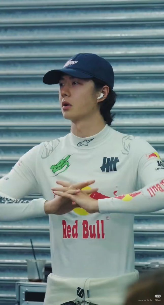 The limited edition UNO Racing cap Wang Yibo wore during Zhuhai