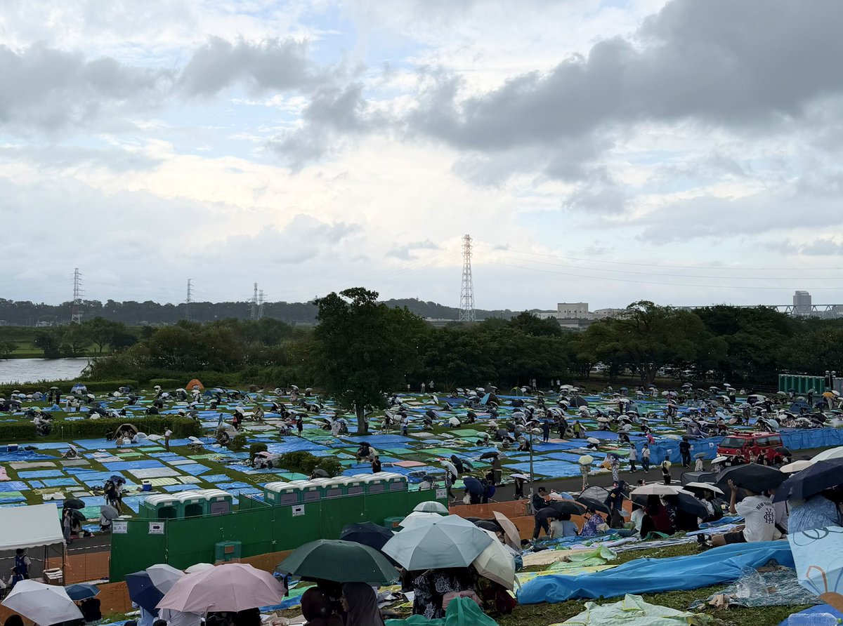 katsuhanabi's tweet photo. 【#葛飾納涼花火大会 ご来場予定の皆様へ】

現在、会場周辺では雨が降っています☔
ご来場の際は、かっぱやレインコートなどの雨具をご準備のうえ、お気をつけてお越しください。 https://t.co/RH4fXXlBkY