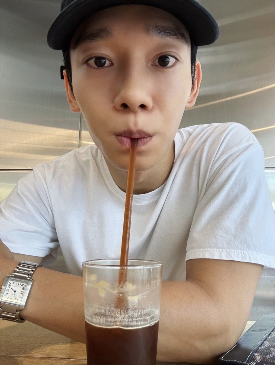 WITHKINGJD's tweet photo. Captain sent a another photo on b🫧bble today 😆☕️ #CHEN #첸 https://t.co/4DMC1vMjuT