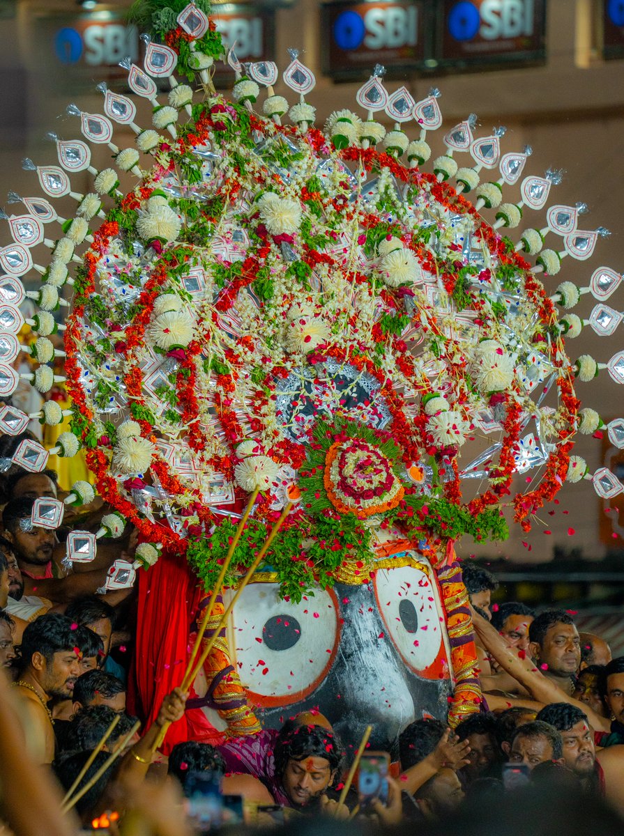 sambad_odisha's tweet photo. ଗୋଟି ପହଣ୍ଡିରେ ଶ୍ରୀଜିଉ ଶ୍ରୀମନ୍ଦିରକୁ ବିଜେ କରୁଥିବା ସମୟର ଦୃଶ୍ୟ...
#Sambad #LordJagannath #Srimandir #PuriDham #JaiJagannath #LordBalabhadra #DeviSubhadra #PahandiBije #Mahaprabhu #RathYatraFinalRitual #GotiPahandi #RathaYatra2026 https://t.co/MGhy69d3Xy