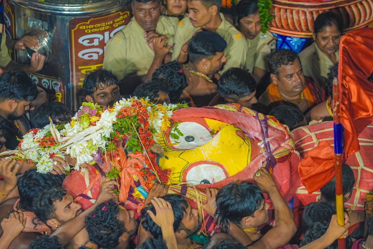 sambad_odisha's tweet photo. ଗୋଟି ପହଣ୍ଡିରେ ଶ୍ରୀଜିଉ ଶ୍ରୀମନ୍ଦିରକୁ ବିଜେ କରୁଥିବା ସମୟର ଦୃଶ୍ୟ...
#Sambad #LordJagannath #Srimandir #PuriDham #JaiJagannath #LordBalabhadra #DeviSubhadra #PahandiBije #Mahaprabhu #RathYatraFinalRitual #GotiPahandi #RathaYatra2026 https://t.co/MGhy69d3Xy