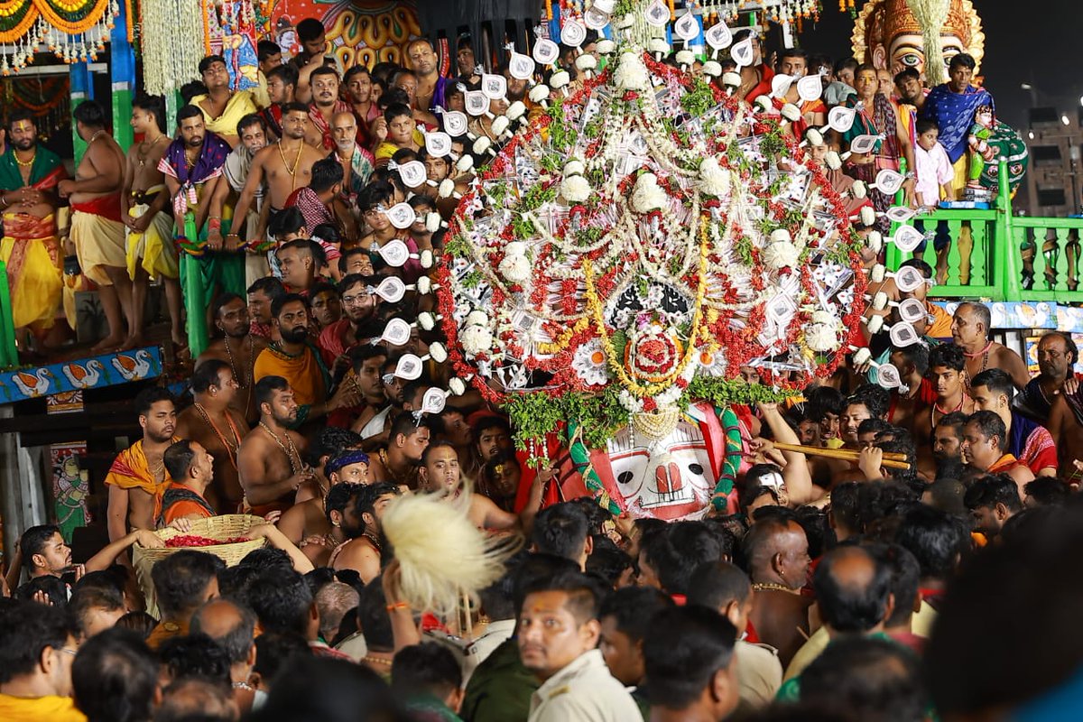 sambad_odisha's tweet photo. ଗୋଟି ପହଣ୍ଡିରେ ଶ୍ରୀଜିଉ ଶ୍ରୀମନ୍ଦିରକୁ ବିଜେ କରୁଥିବା ସମୟର ଦୃଶ୍ୟ...
#Sambad #LordJagannath #Srimandir #PuriDham #JaiJagannath #LordBalabhadra #DeviSubhadra #PahandiBije #Mahaprabhu #RathYatraFinalRitual #GotiPahandi #RathaYatra2026 https://t.co/MGhy69d3Xy
