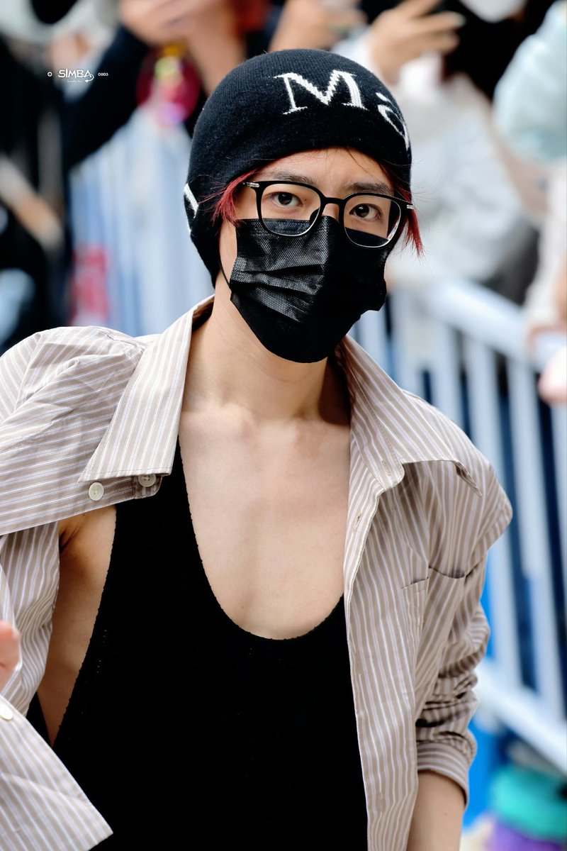 unffcy's tweet photo. อากาศมันร้อนน่ะแม่แต่ใส่หมวกฤดูหนาว555 https://t.co/mKN2PAtRql
