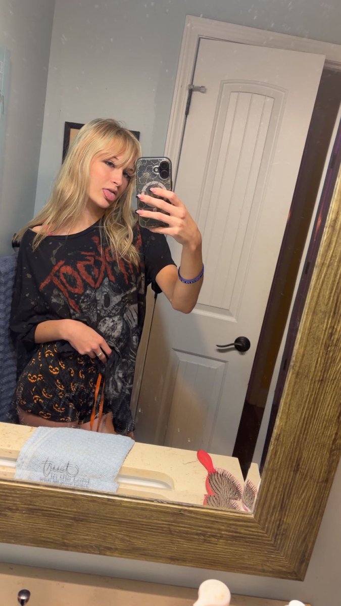 sunnyloviexx's tweet photo. being obsessed with me and matching my freak that’s all i ask 🥺 https://t.co/HbWIKmMVVS