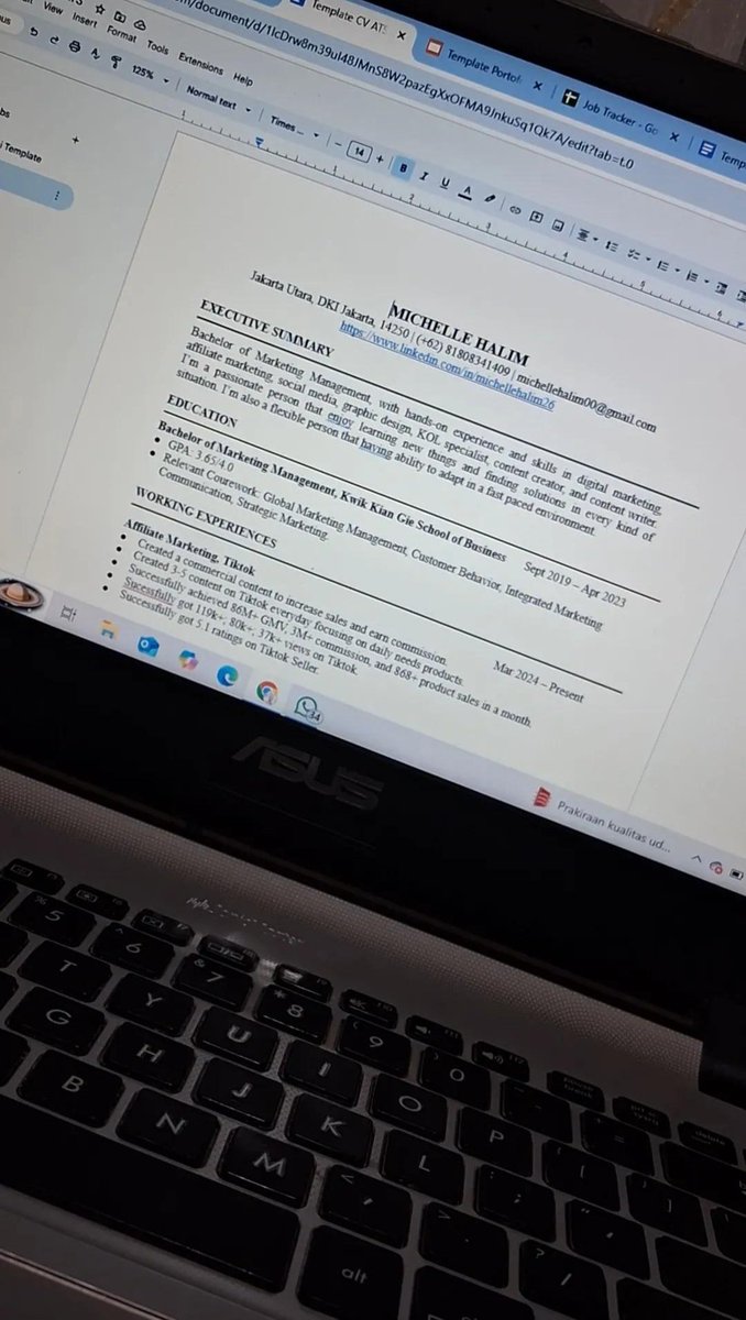 ichelishere's tweet photo. Udah ada 30 list pertanyaan yang paling sering ditanya pas interview HRD, Usher, sampai tahap final. 

Gak cuma itu aja, isinya juga include CV ATS, Portofolio, Jobtracker, dan Format Email Kerja. Yang mau bisa akses disini : https://t.co/GHsj9F4PL6 https://t.co/wGImX6CQjD