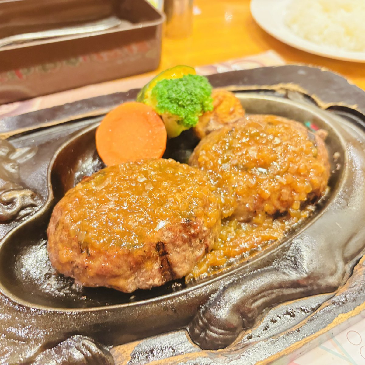ummp_pp's tweet photo. 天気わるくて富士山見えたの1回しかなかったんだけど
おいしいのたくさん食べて幸でした🫶🏻 https://t.co/3rzzgJz0kX