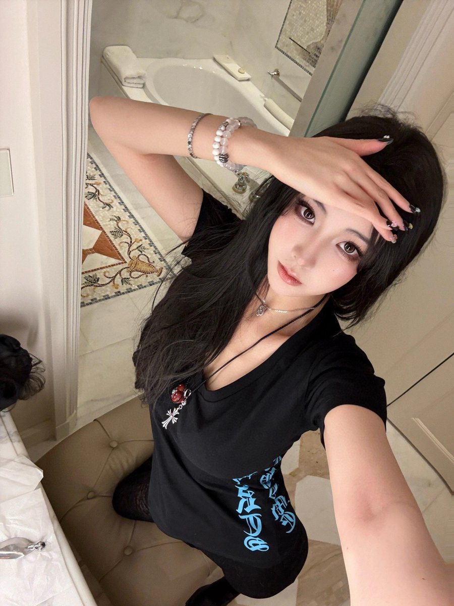 forkopi123's tweet photo. 夜の予���がある日は、黒に少しだけ遊びを🖤
ブルーの文字とシルバーアクセ、この組み合わせが今の気分#夜コーデ
 #ストリートコーデ #アクセサリーコーデ #キャップコーデ #今日のコーデ https://t.co/VOCLdJ5VqU