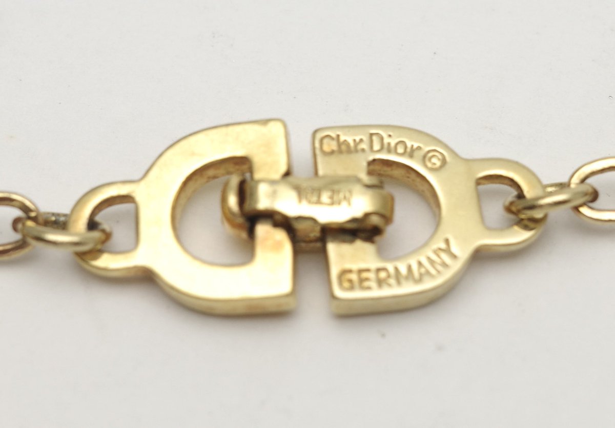 isobe78's tweet photo. 「Christian Dior ディオール ヴィンテージ・チョーカー（ネックレス）」をお買取りしました

詳しくは弊社HP内のブログにてご覧ください
https://t.co/JqBd7ltI3n

ディオール製品のお買取り・質預かりも、『いそべ商店』にお任せください！

京都市北区で、正確な鑑定、適正価格での査定を心がけている”質屋”です。
もちろん査定料は無料です。

是非　買取り専門店と比較検討して下さい！

#CHRISTIANDIOR #DIOR #ディオール #ヴィンテージ  #ヘンケルグロッセ #GERMANY #シルバー #真贋判断 #査定 #金高騰 #質預 #京都 #京都市 #質屋 #生前整理 #いそべ #KYOTO #ブランド品買取 #ブランド品の査定 #遺品整理 #リサイクルショップ #金 #プラチナ