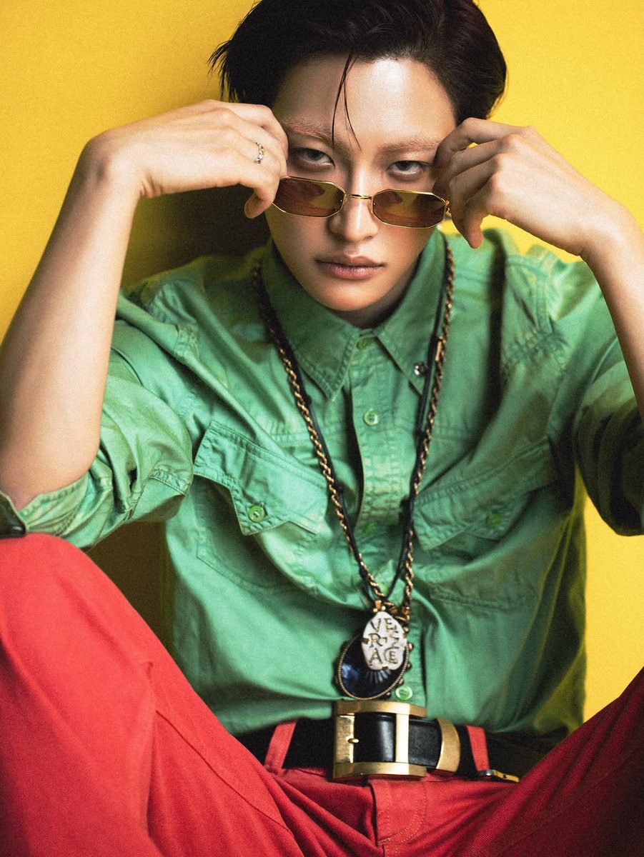 _SeonghwaWorld_'s tweet photo. 📸 #SEONGHWA X Arena Homme+ Korea 

Outfit, belt, necklace: @Versace
Sunglasses: @Cartier

#성화 #Versace #Cartier https://t.co/xY6v9rSCbD