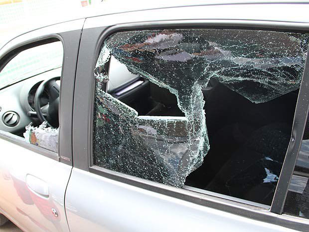 redecorick's tweet photo. GENTE TENHAM MUITO CUIDADO! 

minha amiga tinha dois ingressos pra tour memórias póstumas, quebraram o vidro do carro e deixaram mais quatro, ela tá desesperada https://t.co/xQG0lLUPa0