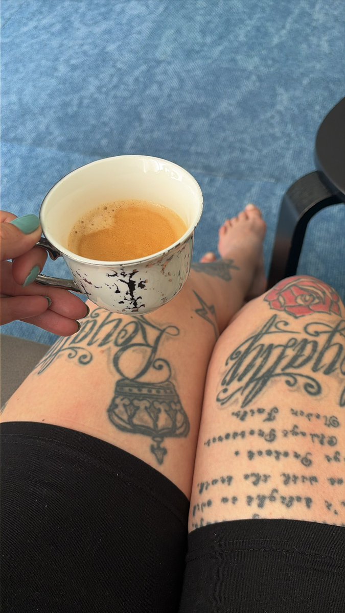 MissVenoma's tweet photo. Lekker op tijd wakker en een bakje koffie en een sigaretje 
En jij mag beginnen met een eerste koffie send 😌 https://t.co/k7GlOox3q6