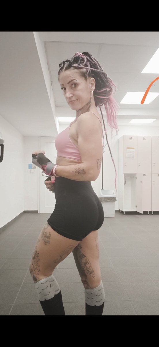 Pinkbikers25's tweet photo. Strong, pink and always smiling. 💕#FitCheck #MuscleMommy #GymGirl #AbyPink https://t.co/NjOxQZJxkg
