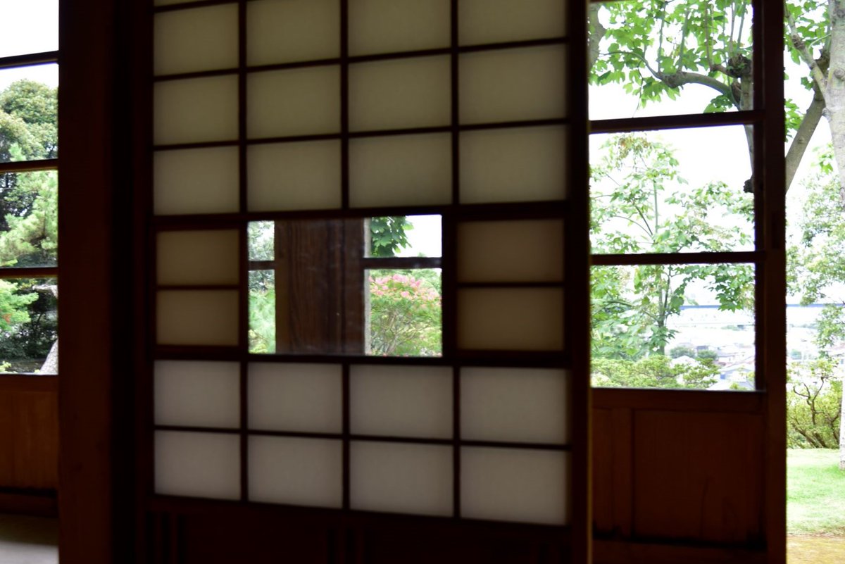 TojoMuseum's tweet photo. #カマキリ が #戸定歴史館 に入りたがっているようですが…自動ドアが開きません。#戸定邸 #表座敷棟 から西側斜面を見ると赤い #サルスベリ が咲いています。南側庭の芝生はきれいに刈り揃えられています。#夏の装い の戸定邸です。
#Matsudo #松戸市 #松戸の見るべき場所 #松戸の庭園 #Tojo #雪見窓 https://t.co/D7eGoqKEr2