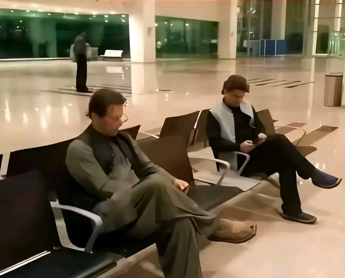 Naya__Pakistan_'s tweet photo. ایک یہ وزیراعظم تھا جو ائیرپورٹ پر بیٹھ کر اپنی فلائٹ کا انتظار کرتا تھا 
پھر غریب ملک کے امیر حکمرانوں نے عوام کے ٹیکس کے پیسوں سے اپنا جہازلے لیا https://t.co/wuVtouxz6R
