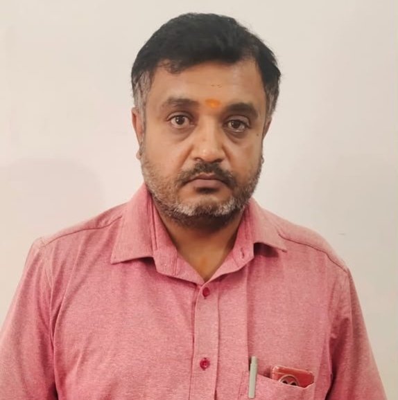 zoo_bear's tweet photo. A man on a scooter sexually harassed a woman waiting for a cab in Ramamurthy Nagar, Bengaluru  by asking, "What's your rate?" She recorded the incident. The accused  identified as Vijay Ragav was soon arrested by police. https://t.co/VHyyZlJS1X