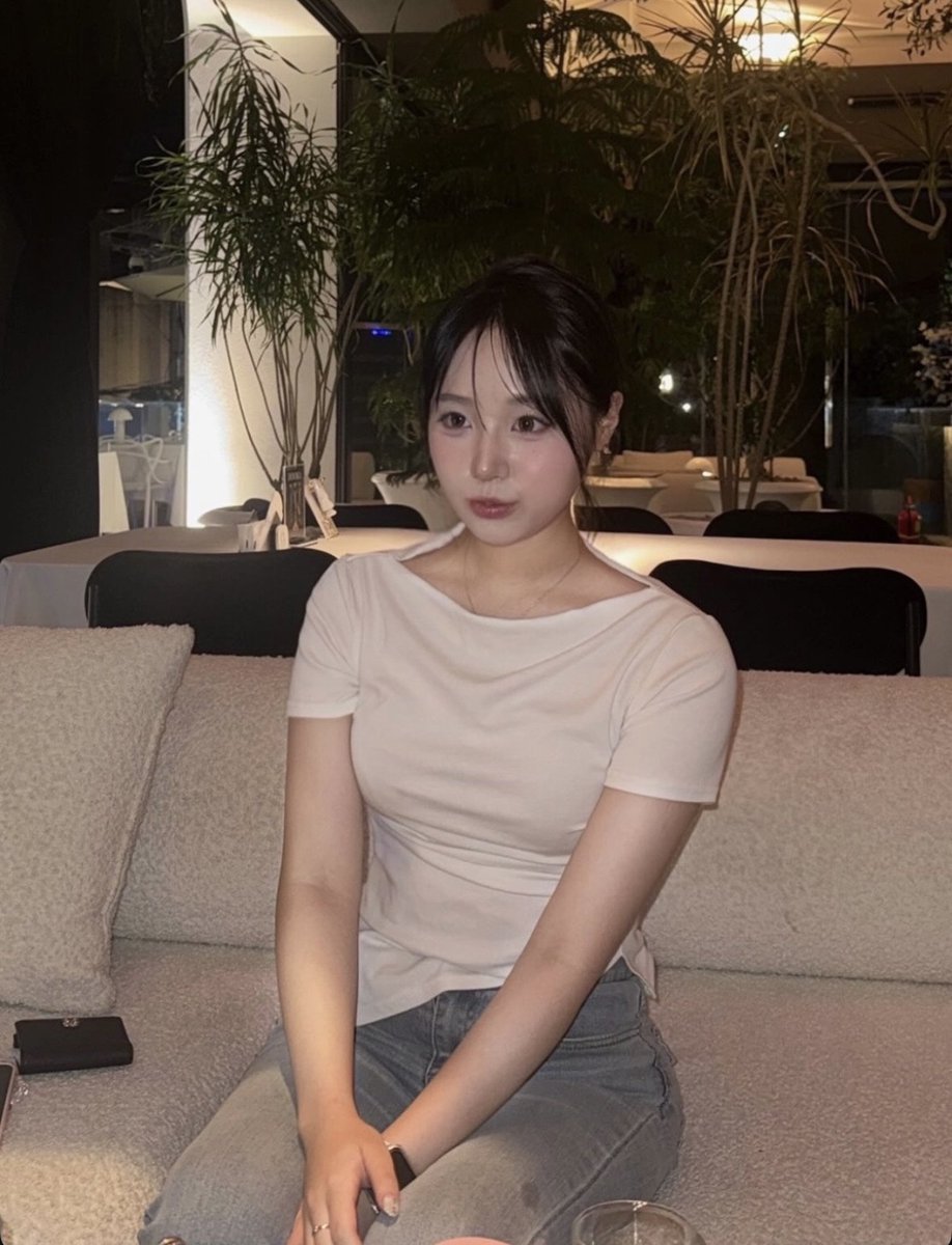 leeso917's tweet photo. 05 송승은
씨발 얼굴 보자마자 자지 바로 섰다 ㅋㅋ
청순하고 예쁜 얼굴에 눈 크고 입술 도톰한 게 진짜 음란 그 자체다
빨통은 흰 티셔츠 입은 사진에서 봐도 상당히 크고 탱탱해 보이고
허리 라인도 잘록하면서 엉덩이 라인이 예쁘게 빠져서 뒤에서 박기 딱 좋게 생겼네  
#지인박제 #능욕 https://t.co/KvdUc9aNc1