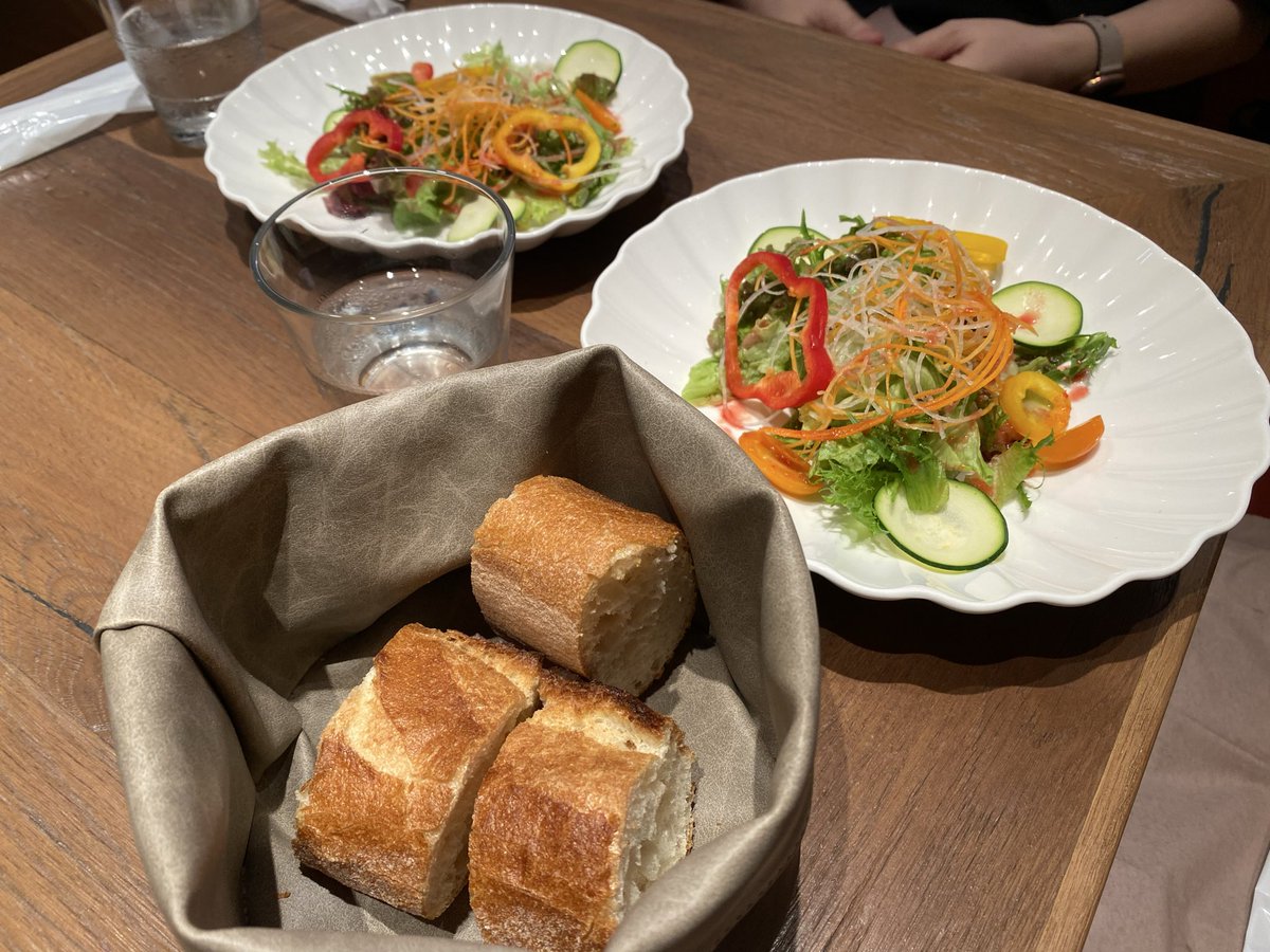 manbou193's tweet photo. 久々に会う友達と栄のHAELAの店名が読めないイタリアンのお店でランチしました❣️
ビール1杯1100円🍺高っ‼️
ピエールマルコリーニさんのお店では熊谷真実さんと東海テレビの高井アナウンサーがロケをしていました📹
みんなで(熊谷さん)「顔ちっち��‼️」と言いました😆
#HAELA https://t.co/E56337Dj9O