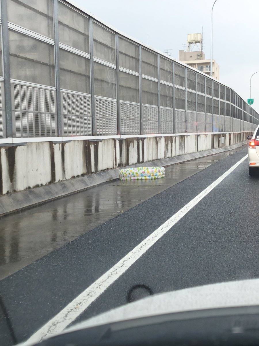 faking_jazz_'s tweet photo. 高速道路の脇にプールが捨てられてる https://t.co/UFtyNC2v2A