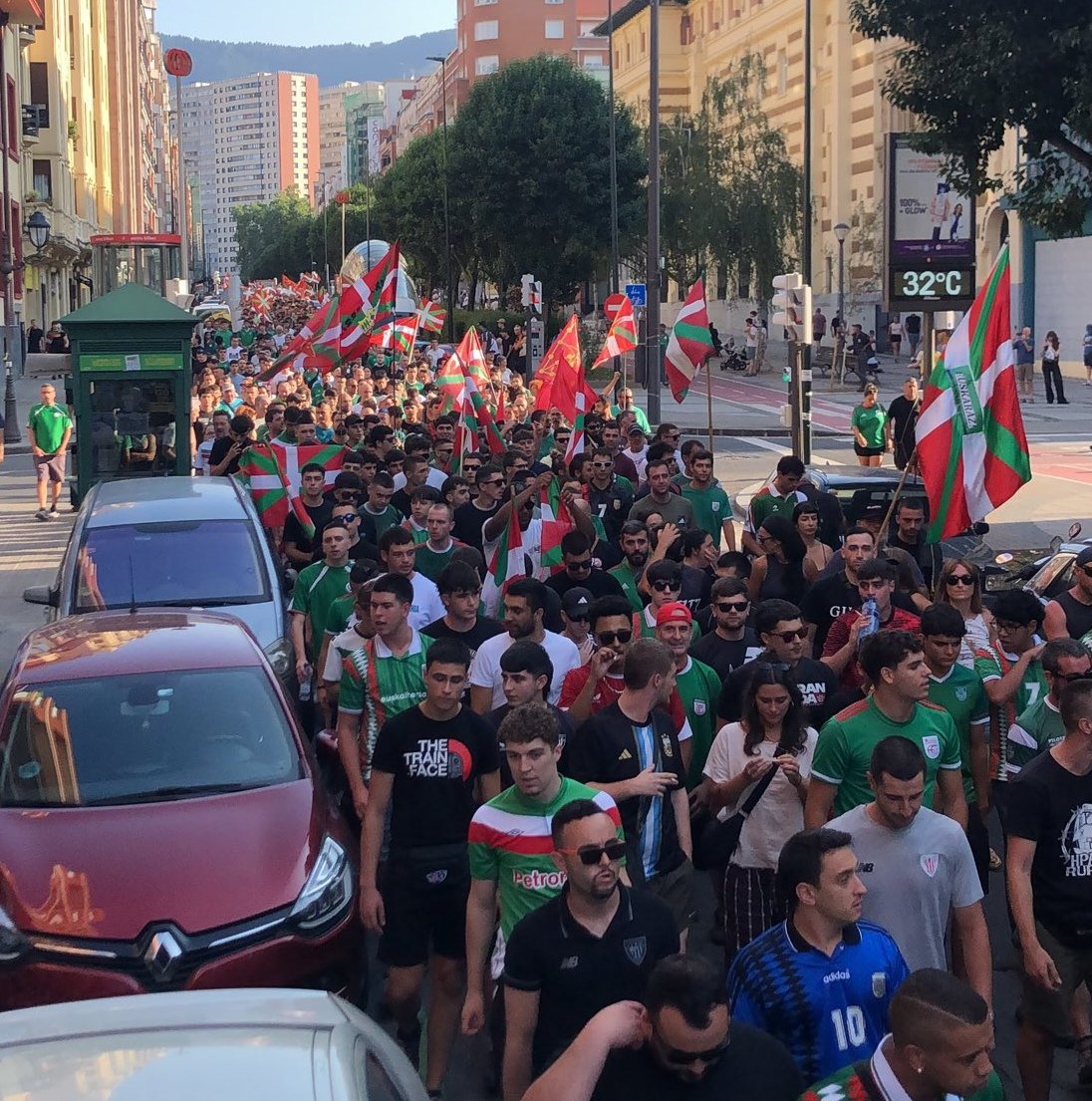 LaHaineInfo's tweet photo. Atxiloketak Bizkaian, espainolismoari aurre egiteagatik.

Espainiako Poliziak gutxienez bi gazte atxilotu ditu munduko futbol txapelketako finalean jazotako gertakarien harira. Atxilotuei elkartasuna adierazteko elkarretaratzea deitu dute Muskizen.

 ➡️https://t.co/5Pdc7xa0uR https://t.co/h9TPB9ayGu