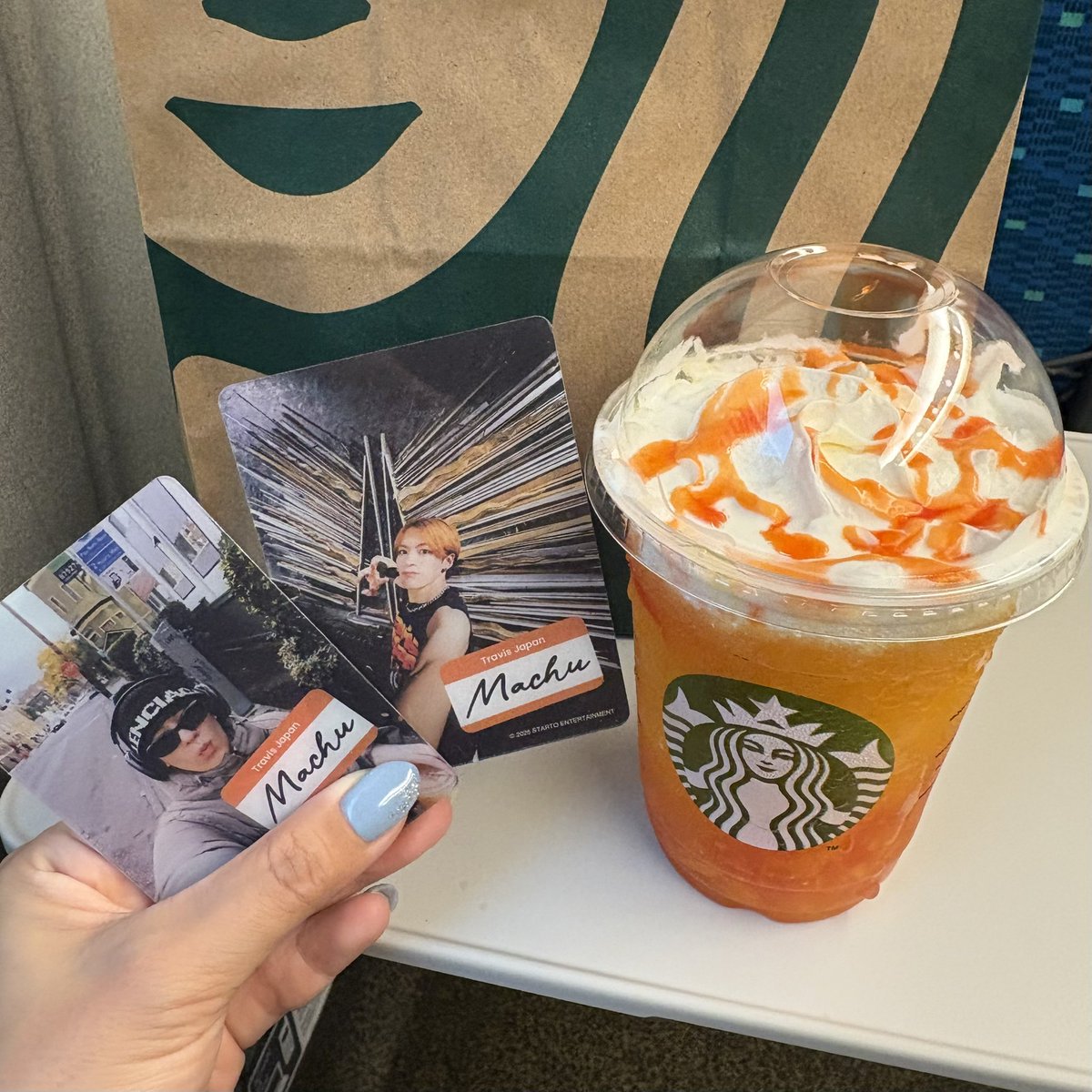 mtkrmtkrmtkraaa's tweet photo. すーーごい雷雨だけど大阪向かってます！
松倉くんとオレンジフラペチーノ🍊🧡
オレンジってだけで幸せになれるね🐹
ネイルは元ちゃんカラーです(水色だけど) https://t.co/AGZ9thOveA