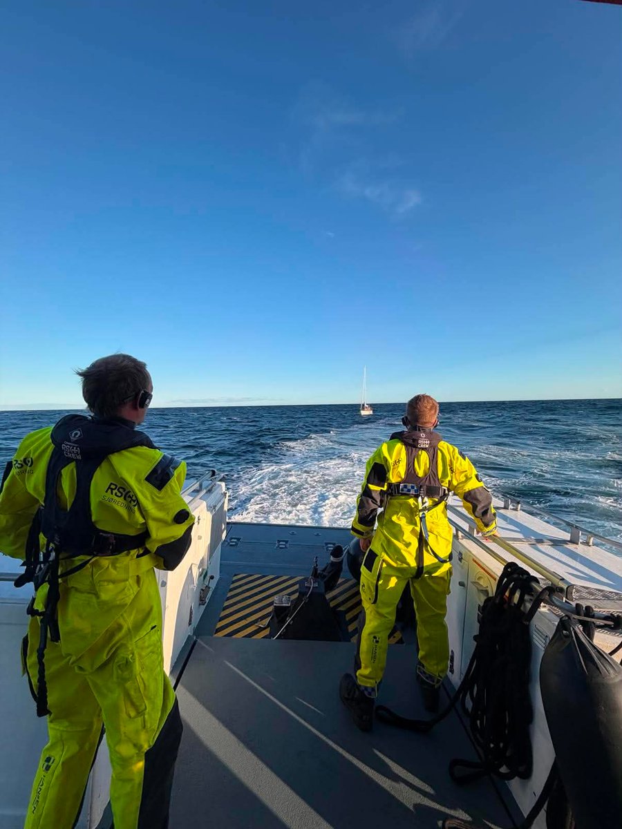 NSSR's tweet photo. #redningsskøyta «Bergesen d.y» på slepeoppdrag i krapp sjø utenfor Mølen etter at en seilbåt fikk fremdriftshavari. Mellom 2 og 3 meter høye bølger gjorde operasjonen krevende, men seilbåten ble slept trygt til kai.  #beredskap #Mølen https://t.co/Qrv27uH0g2
