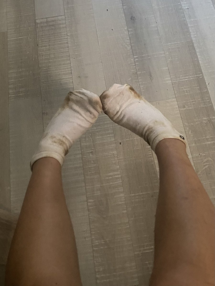 Harleytaka's tweet photo. Just came back from a long day at work with such dirty feet 😖
Who can clean them up?💗 https://t.co/Y7Iu4q6jrx