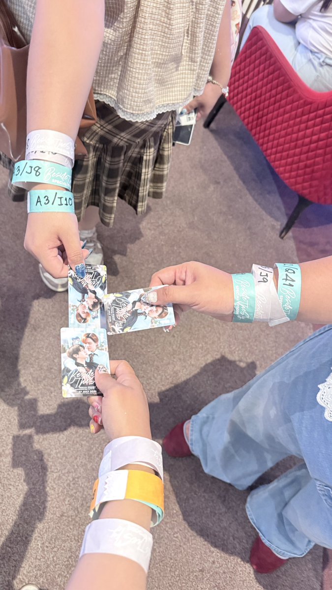 tomatosue_'s tweet photo. ประทับใจงานเมื่อคืนมากตรงที่ น้องๆเอเนอร์จี้ไม่ดรอปเลยยยย แบบเต็ม100กันจนจบงานอ่ะ โคตรเก่งงงง
@bbverpj คือเก็บแฟนคลับครบทุกคนมากกก ประทับใจจนล้นเลยอ่ะ กล้าพูดเลยว่าตั้งแต่ติ่งมาเกือบ 20ปี บอวอคือคนที่ถ้าฟคจะมาติ่งคนนี้คือ โคตรรรรรรรจาาาาาคุ้มมมม!!!! เพราะฮี eyes contact ครบทุกคน ไม่ได้แค่มองผ่านๆ แต่มองเหมือนจำได้(ไม่รู้จำได้มั้ยอีกเรื่อง55) มันเลยรู้สึก��ระทับใจทุกครั้งที่ได้มอง ได้สบตา แค่สบตาก็รู้สึกว่าคุ้มแล้วอ่ะ 
ส่วนยัยจิ๋ว @tonliew_mtp ชั้นให้เลยล่ะ นี่แหละลูกที่ชั้ยคลอดออกมาเอง ชีน่ารักมากกกกกก มากแบบมากๆๆๆ ยิ่งได้มาเจอใกล้ๆก็ยิ่งรู้สึกว่าน่ารักมาก เป็นเด็กที่น่าเอ็นดูมากๆเลยล่ะ ขนาดเพื่อนนี่เกิดมาไม่เคยเป็นแม่ใคร จบงานยังหลุดปากเลยว่าอยากคลอดเด็กคนนี้มาเอง5555555
ใครที่ผ่านไปผ่านมา อยากให้มาลองชิม #บีเวอร์ต้นหลิว สักครั้ง แล้วจะรู้ว่าแฟนคลับที่ถูกรักโดยศิลปินและค่ายรสชาติมันหวานหอมมากจริงๆ 🥺🫶🌷

ALWAYS BESIDE TONFAHTYPHOON
#BesideTheSkySpecialEpisode 
#bevertonliew